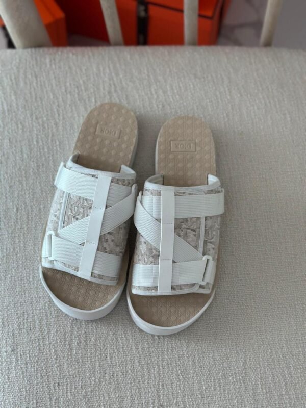 37fc96c0-95bb-4799-8814-2e5025e77716 Dior men slippers