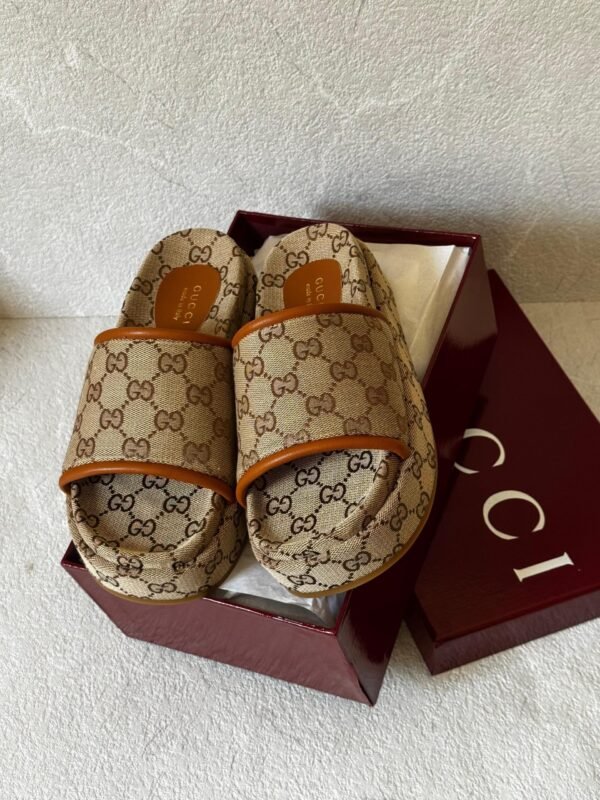 Gucci Flats