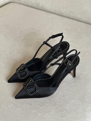 2dc90262-0061-4113-b467-9620cbe35bed Valentino Garavani VLogo Signature slingback pump