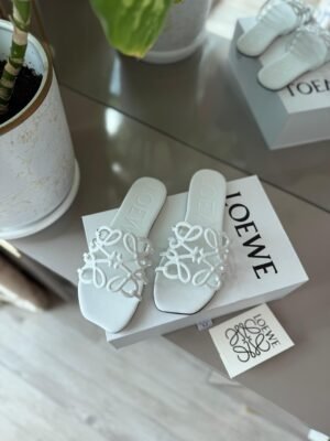535a8198-a983-4b63-9c3b-a59b1d83bf90 Loewe Flats