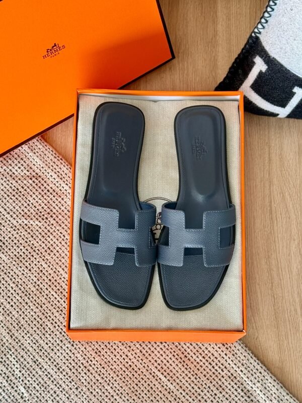5c835508-71c5-4be7-ac2e-5ec576fdcdb7 Hermes Flats