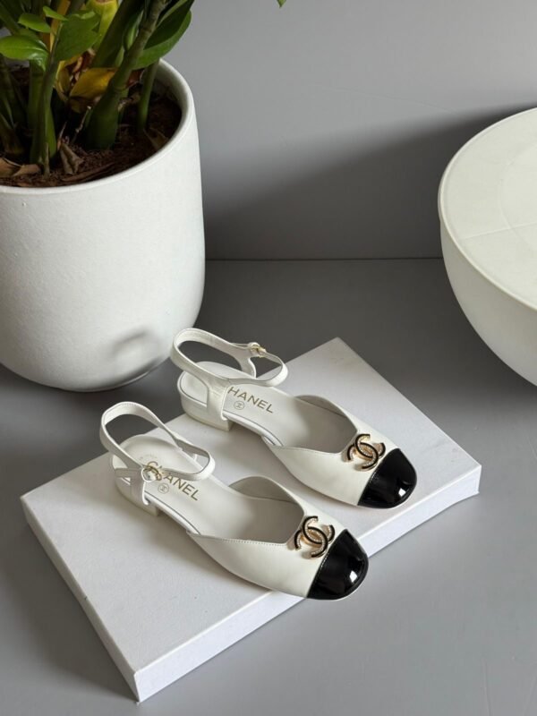 a631ddd3-12c7-40cc-a1fd-492ce8ab2e0c CHANEL sneakers