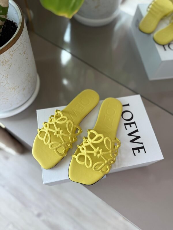 b0ae9363-388c-483b-9b7b-67798e1251cb Loewe Flats